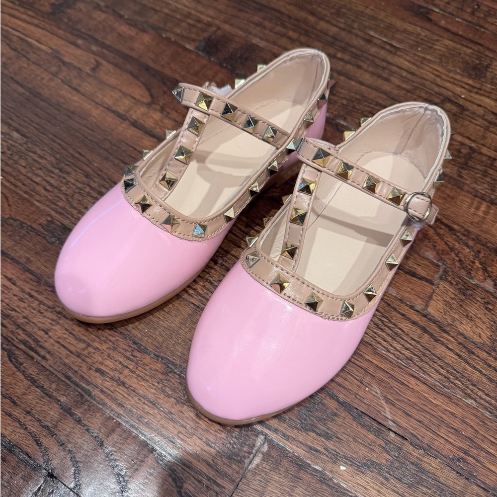 Little girls pink with gold stud Velcro dress shoes 
Size 35 eur